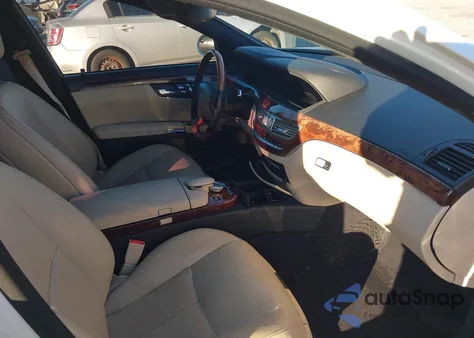 2009 Mercedes-Benz S 550 z USA, uszkodzony, nr VIN WDDNG71X39A247399